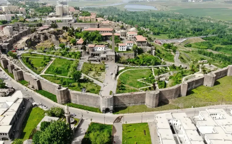 Diyarbakır'da bunaltıcı sıcaklar hayatı olumsuz etkiliyor: İşte 17 ilçede hava durumu