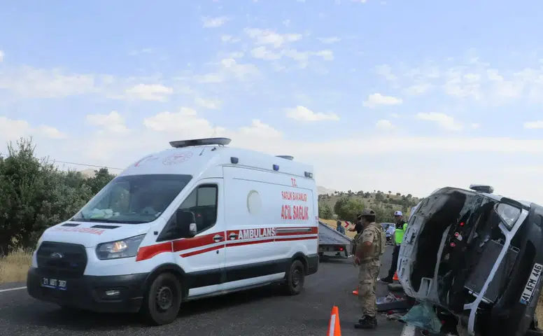 Lice-Kulp kara yolunda minibüs dehşeti 3 can kaybı ve 11 yaralı ile büyük kaza