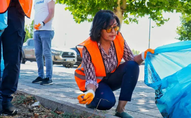 Diyarbakır Stadı çevresinde büyük temizlik: Eşbaşkan poşeti alıp çöp topladı