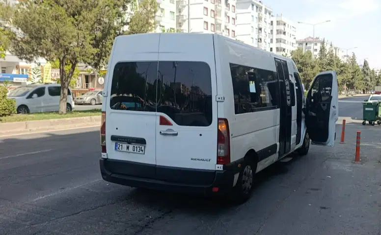 Diyarbakır'da sıcak hava araçları da etkiledi: Minibüs arızalandı