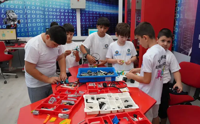 Robotların peşinde bir yaz: Diyarbakır'da 400 çocuk kod yazıyor