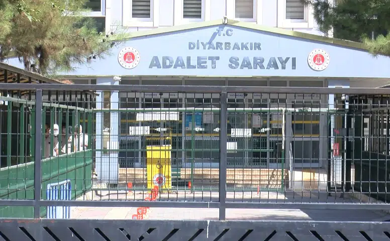 Diyarbakır'da taziye evinde dehşet: Çocuğunu susturmaya çalışırken canından oldu