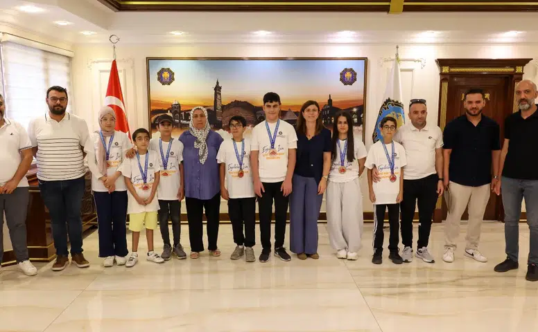Diyarbakır'a Türkiye birinciliği getirdiler: Engelli sporcular Eşbaşkan Bucak'ı ziyaret etti