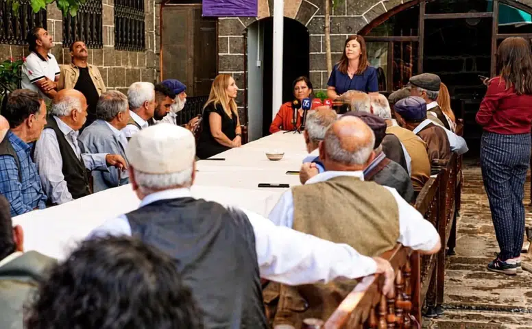 Diyarbakır'da 24 dengbêjle sözleşme imzalandı: Sanatçı statüsüyle kadim miras korunacak