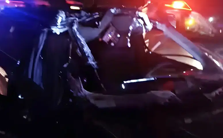 Şanlıurfa-Diyarbakır kara yolunda devrilen levhalar otomobilin üzerine düştü: Yaralılar var