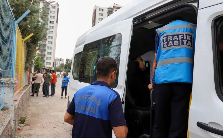 Diyarbakır'da okul servislerine sıkı denetim: Fazla koltuk ve ayakta öğrenci tespit edildi