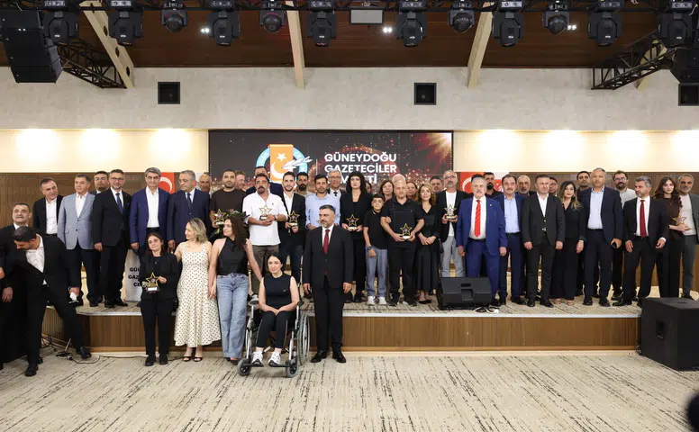 Diyarbakır'da gazetecilere ödül gecesi: Eşbaşkan Bucak'tan barış mesajı
