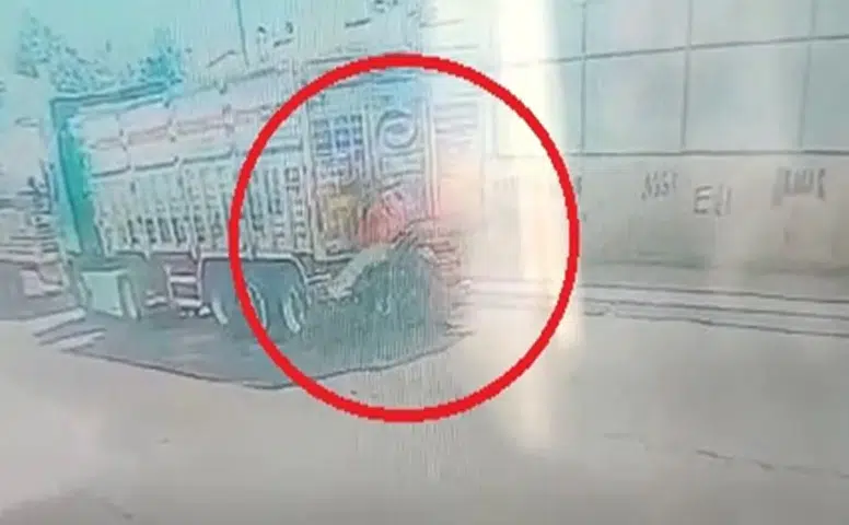 Diyarbakır Bağlar'da motosiklet park halindeki TIR'a çarptı: Kurye ağır yaralandı