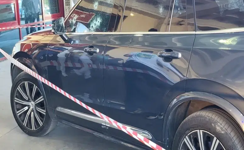Diyarbakır Yenişehir'de cipe silahlı saldırı: Yaralı sürücü aracı hastaneye kadar sürdü