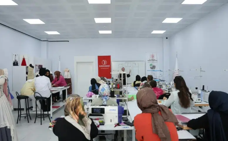 Diş hekiminden inşaat mühendisine: Diyarbakır'da kadınlar moda dünyasına hazırlanıyor