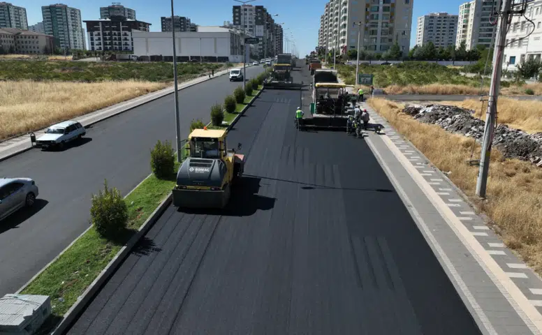 Diyarbakır’da 980 metrelik caddeye 4 bin 700 ton asfalt