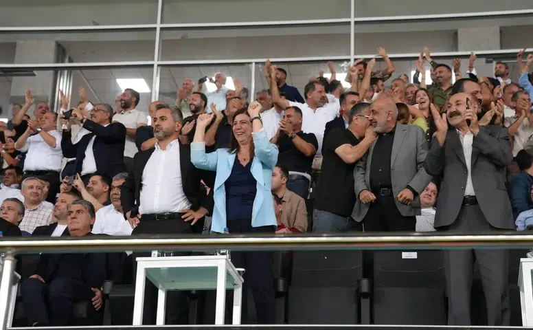 Amedspor Beşiktaş'ı yenip lider oldu, Eşbaşkan Bucak tribünde coşkulu destek verdi