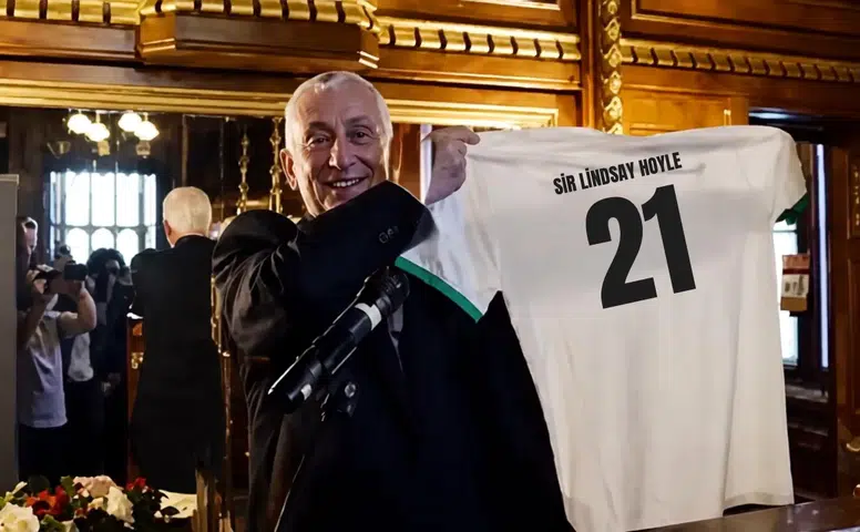 Avam Kamarası Başkanı'na Amedspor forması: İngiltere'de sürpriz hediye