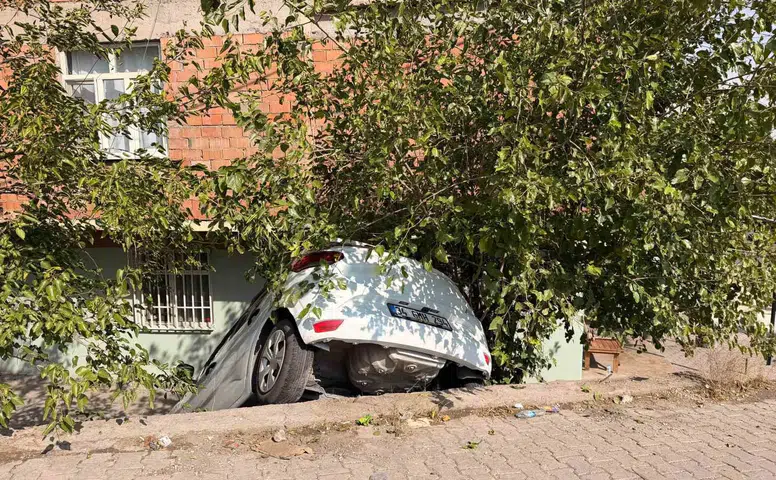 Diyarbakır Sur'da korkutan kaza: Kontrolden çıkan SUV istinat duvarından uçtu