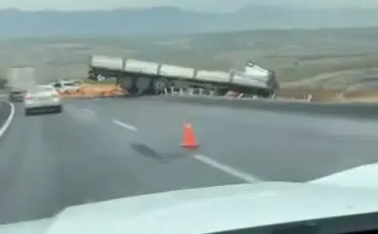 Diyarbakır-Silvan kara yolunda tır kazası: Direksiyon hakimiyeti kayboldu, 1 yaralı