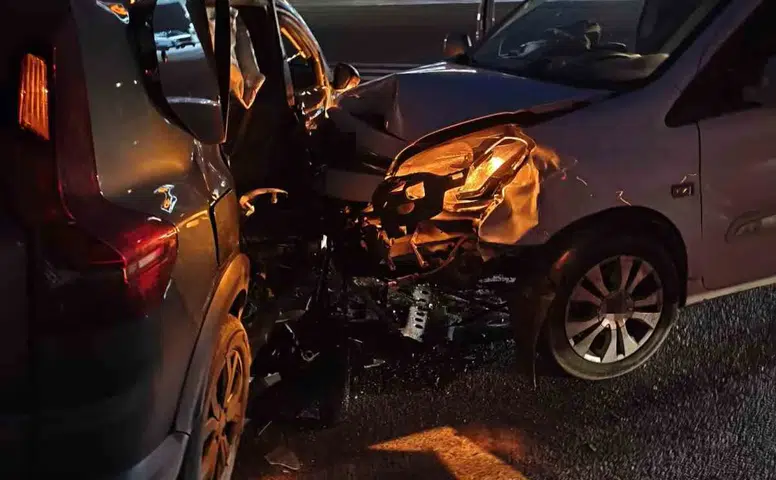 Diyarbakır-Mardin kara yolunda trafik kazası: İki otomobil çarpıştı, 2 yaralı var