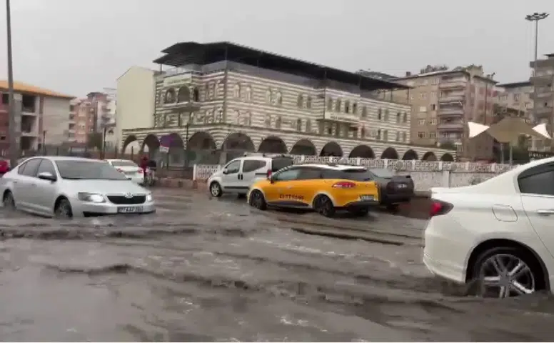 Diyarbakır'da akşam saatlerinde bastıran sağanak hayatı felç etti: Yollar göle döndü