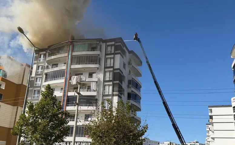 Diyarbakır Bağlar'da 8 katlı binanın çatısında korku dolu anlar: 7 kişi kurtarıldı