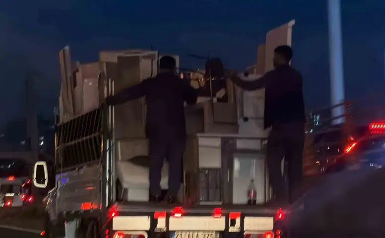 Diyarbakır Urfa Bulvarı'nda tehlikeli yolculuk: Kamyonet kasasında canlarını hiçe saydılar