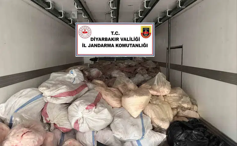 Diyarbakır Çınar'da halk sağlığını tehdit eden 8 ton kaçak sakatat ele geçirildi