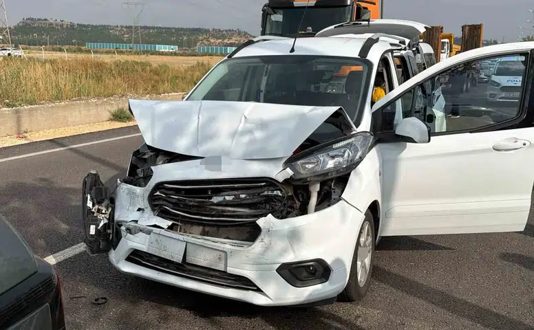 Diyarbakır Silvan karayolunda trafik kazası: İki araç çarpıştı, 3 kişi yaralandı