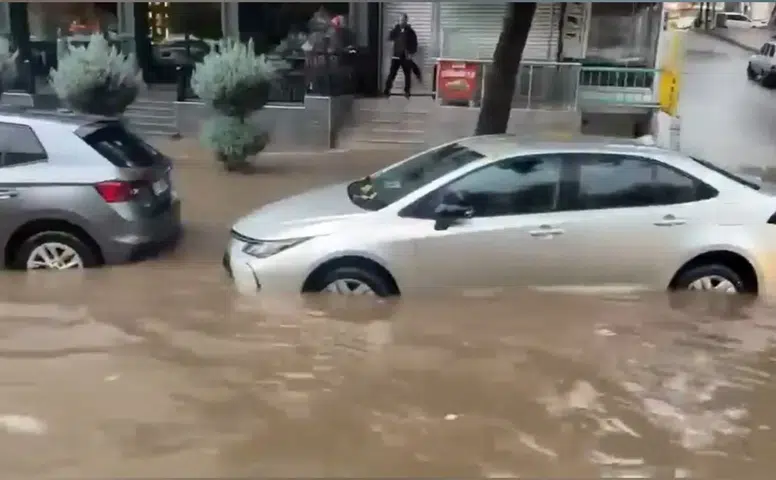 İşte Diyarbakır'dan yağmur manzaraları: Hayat felç oldu