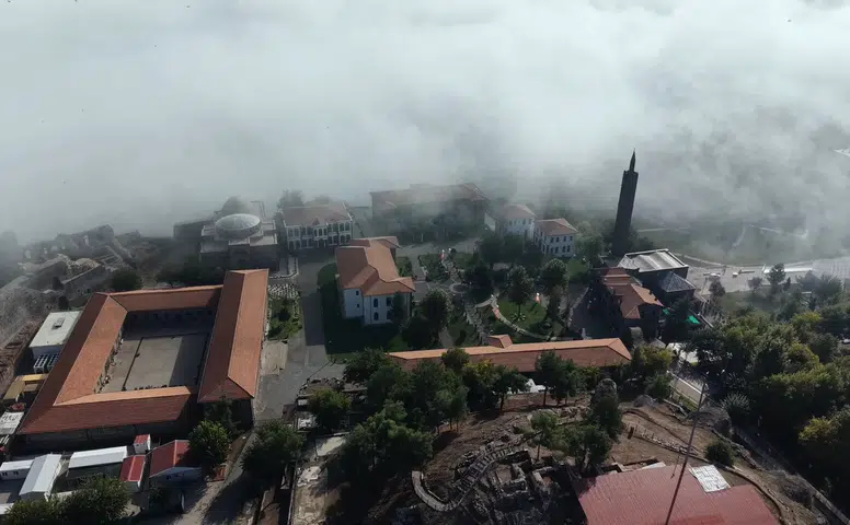Diyarbakır'ın tarihi dokusu sis altında: Hevsel Bahçeleri ve surlar dronla görüntülendi
