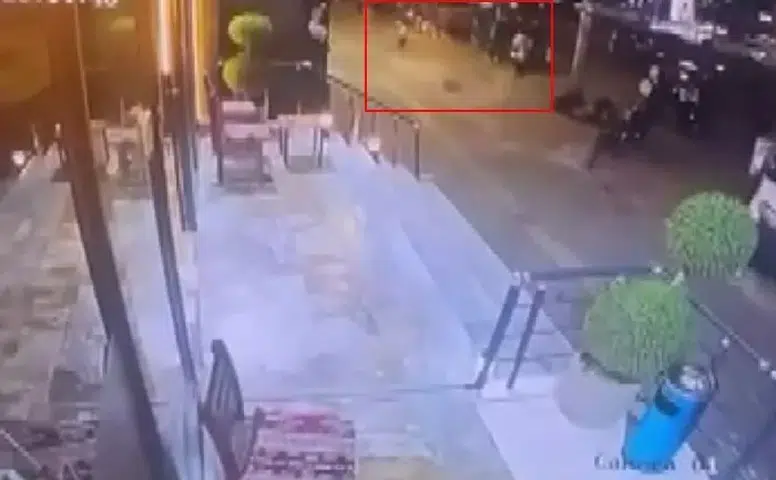 Diyarbakır Yenişehir'de korku dolu anlar: Balkondan düşen taşlardan saniyelerle kurtuldu