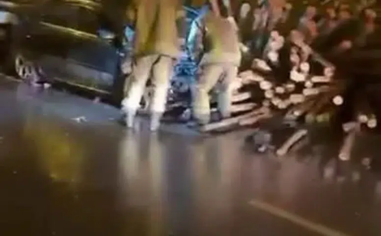 Diyarbakır Bağlar'da yağışlı havada kaza: Otomobil kerestelerin arasına daldı
