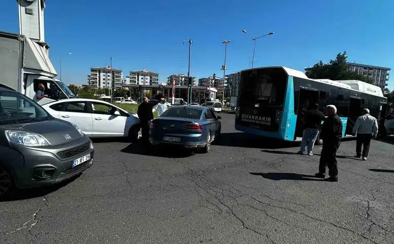 Diyarbakır Kayapınar'da trafik kazası: Otomobil belediye otobüsüne çarptı