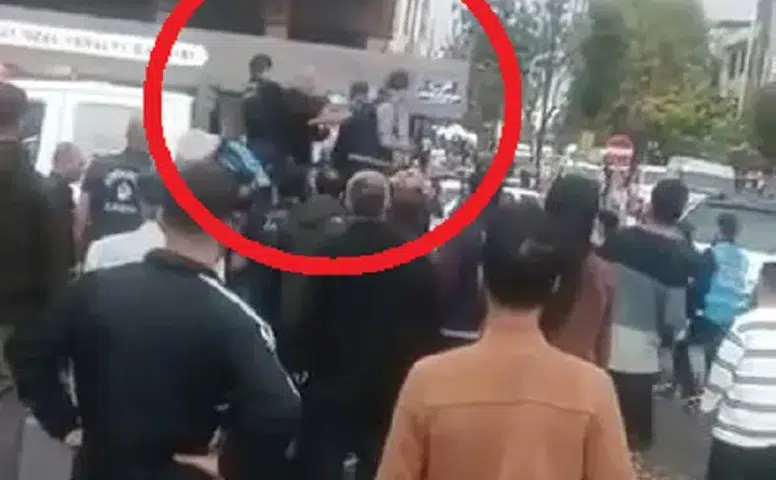 Diyarbakır Sur'da zabıta ve seyyar satıcı arasında gergin anlar: Arbede kamerada