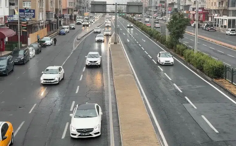 Diyarbakır'da sağanak yağış hayatı felç etti: Bodrum katlarını su bastı