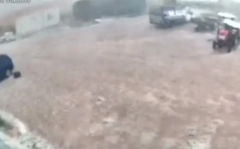 Diyarbakır Bismil'de fırtına ve sel dehşeti: Güvenlik kamerası o anları kaydetti
