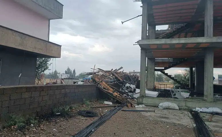 Diyarbakır Bismil'de şiddetli fırtına dehşeti: Cami minaresi yıkıldı, çatılar uçtu