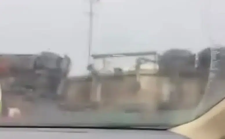 Diyarbakır Bağlar'da trafik kazası: Kontrolden çıkan tır devrilerek yan yattı
