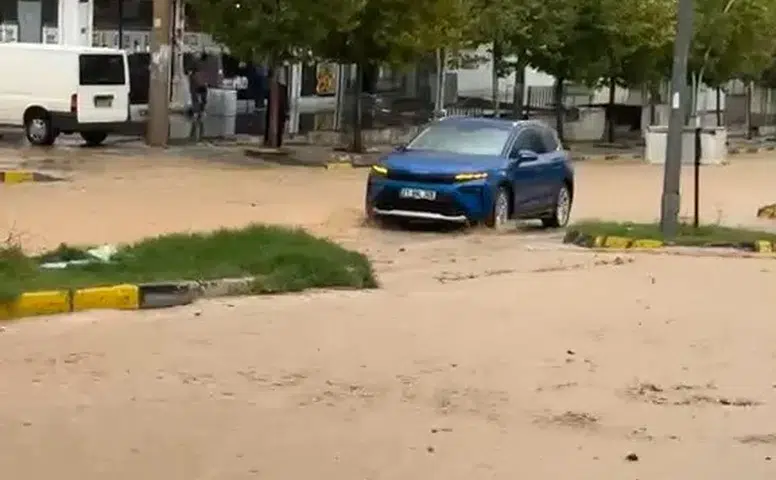 Diyarbakır Ergani'de sağanak yağış hayatı felç etti: Cadde ve sokaklar göle döndü