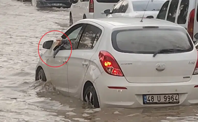 Diyarbakır'da sağanak yağış sonrası ilginç anlar: Otomobiline dolan suyu bardakla boşalttı