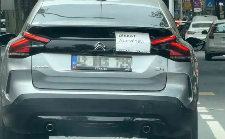 Diyarbakır trafiğinde acemi sürücüden dikkat çeken önlem: Yazıyı cama yapıştırdı
