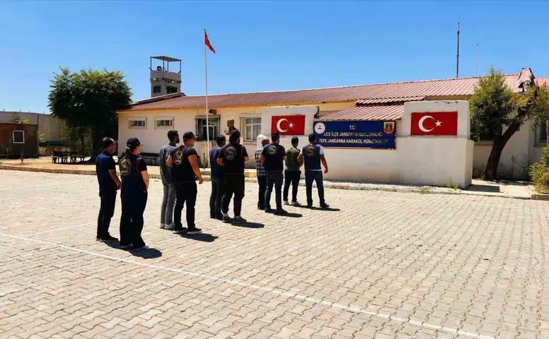 Diyarbakır genelinde jandarma operasyonu: Kesinleşmiş hapis cezası olan 76 kişi yakalandı