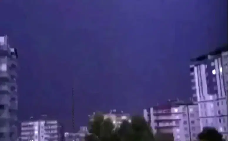 Diyarbakır Kayapınar'da korku dolu gece: İki apartmana yıldırım isabet etti