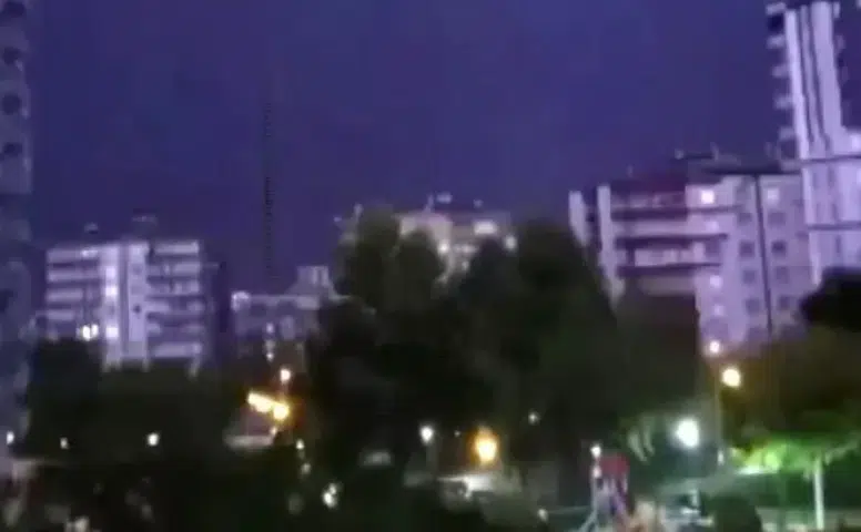Diyarbakır Kayapınar'da korku dolu gece: İki apartmana yıldırım isabet etti
