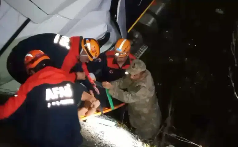 Elazığ Diyarbakır yolunda TIR şarampole uçtu: Yaralılar var