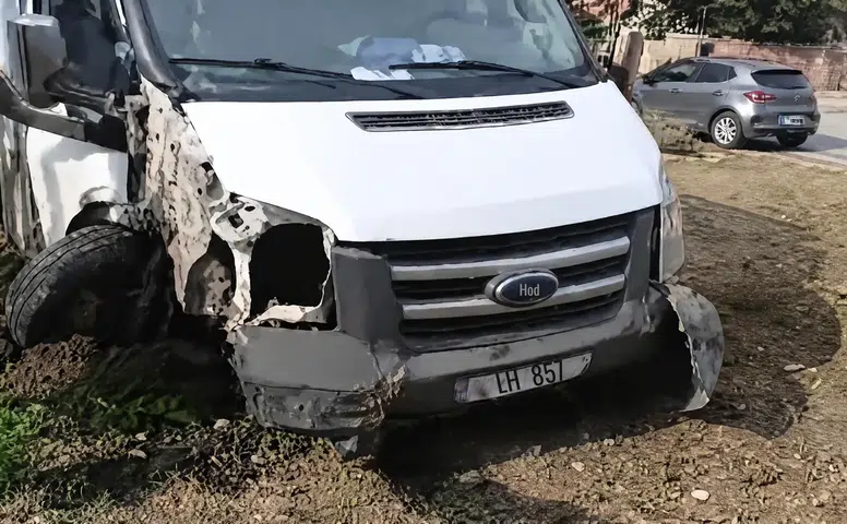 Ergani'de korkutan kaza: Kamyonet refüje çıktı, yaralılar var