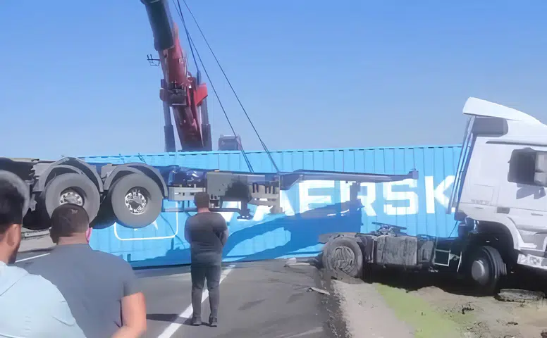 Siverek-Diyarbakır kara yolunda TIR şarampole girdi: Yaralı var