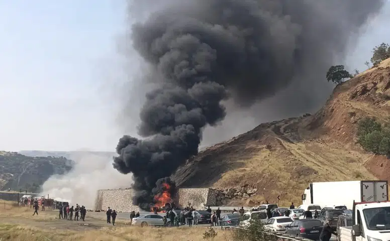 Bitlis-Diyarbakır yolunda korkutan kaza: TIR duvara çarpıp alev aldı