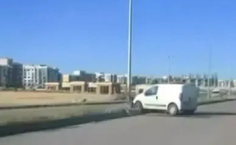 Diyarbakır Bağlar'da trafik kazası: Hafif ticari araç refüje çıktı, 1 kişi yaralandı