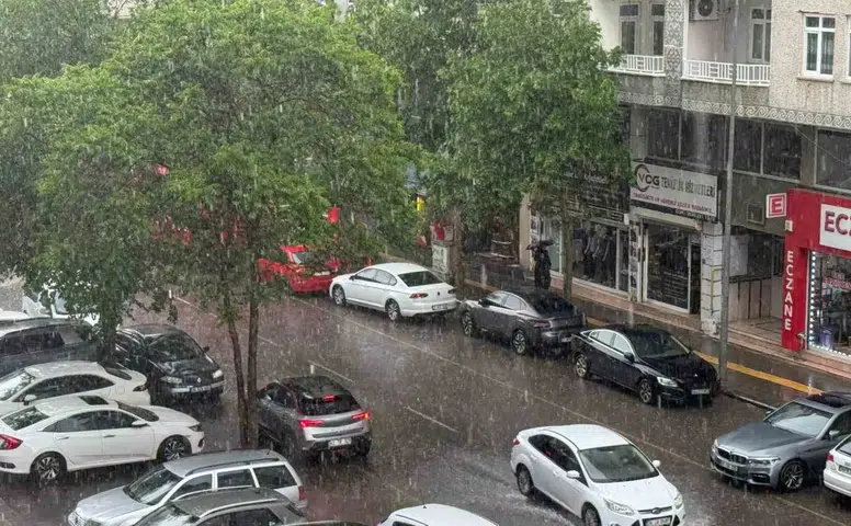 Diyarbakır'da gökyüzü bir anda karardı Ani bastıran sağanak yolları göle çevirdi