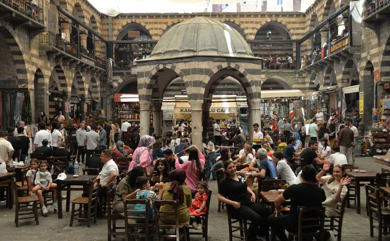 Kurban Bayramı'nda Diyarbakır'ın tarihi Sur ilçesinde turist hareketliliği yaşanıyor