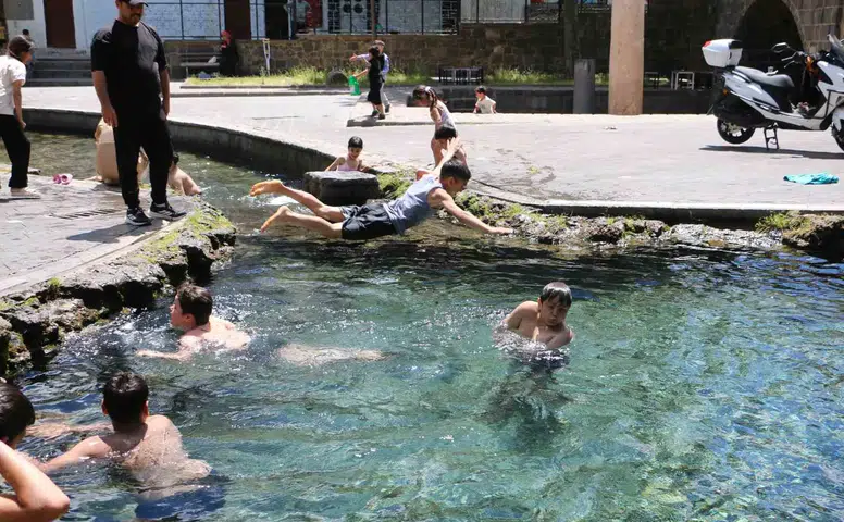 Diyarbakır'da termometreler yükselince çocuklar Anzele Parkı'nın sularına akın etti