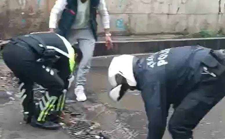 Diyarbakır'da sağanak trafiği kilitledi Polis ekipleri sular altında kalan yolu açtı